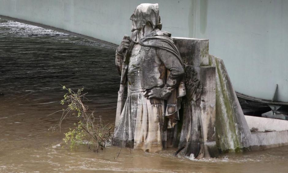 The feet of the Zouave statue on the Pont de l'Alma are covered by the rising waters from the Seine River after days of rainy weather in Paris, France, June 2, 2016 as the Zouave statue is considered an indicator of the level of the Seine. Photo: Pascal Rossignol, Reuters
