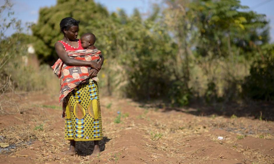 Alinafe and her young daughter walk through the dried fields of Malawi. Photo: Sebastian Rich, UNICEF