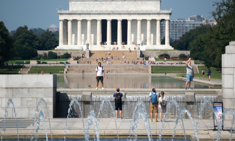 Tourists visit the National World War II Memorial and Lincoln Memorial on the National Mall in Washington, D.C. August 29, 2018, as a heat wave continues in the area, with the National Weather Service issuing a heat advisory for extreme temperatures and high humidity. Photo: Saul Loeb, AFP/Getty Images