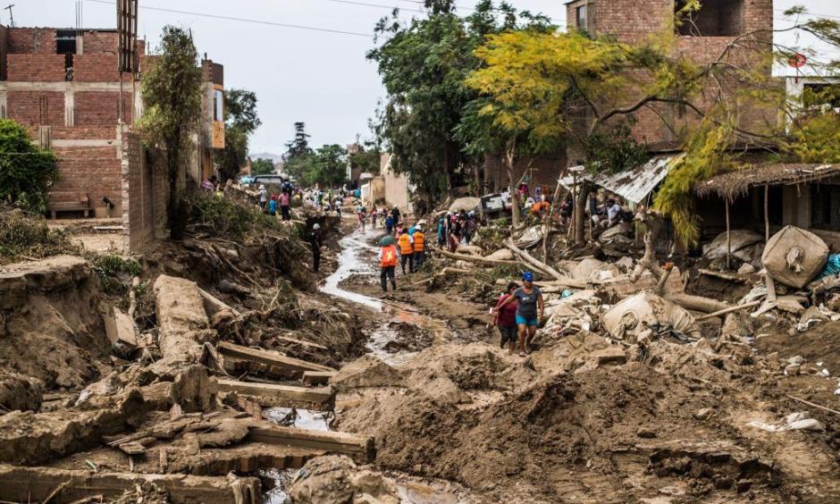Huachipa district, east of Lima, on March 19, 2017. Flash floods and landslides hit parts of Lima, where most of the water distribution systems have collapsed and people are facing drinking water shortages. Photo: Ernesto Benavides, AFP