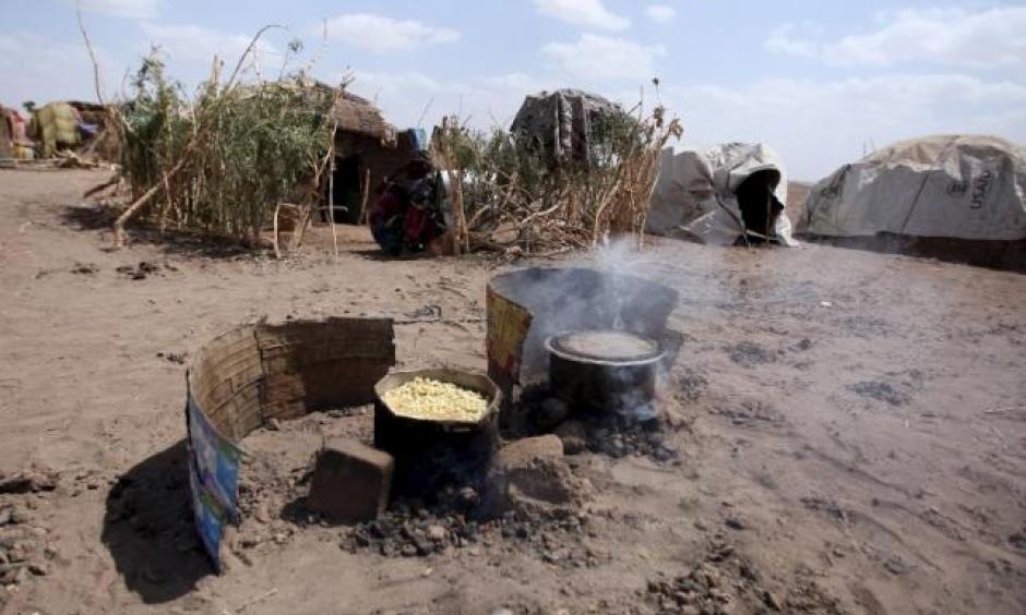Cooking pot are seen outside a temporary shelter in the drought stricken Somali region in Ethiopia, January 26, 2016. Photo: Tiska Negri, Reuters