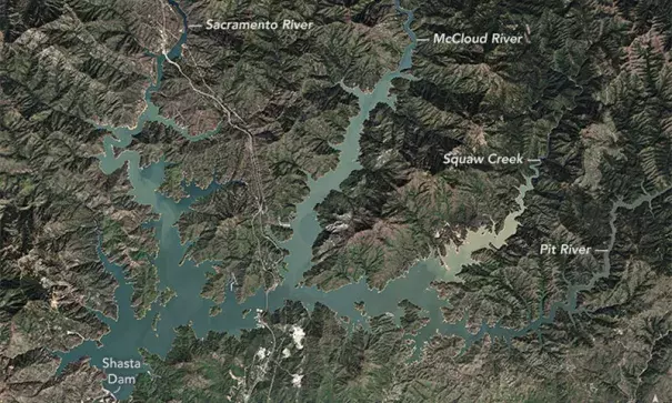 Satellite images show Lake Shasta in April 16, 2015 (left) vs. March 29, 2016 (right). The images show the reservoir at the end of California's rainy season. Image: NASA Earth Observatory