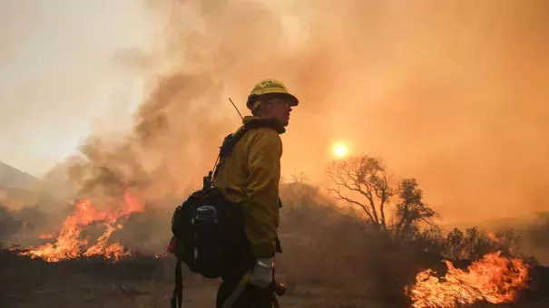 A firefighter watches a wildfire near Placenta Caynon Road in Santa Clarita, Calif., Sunday, July 24, 2016. Photo: Ringo H.W. Chiu, AP