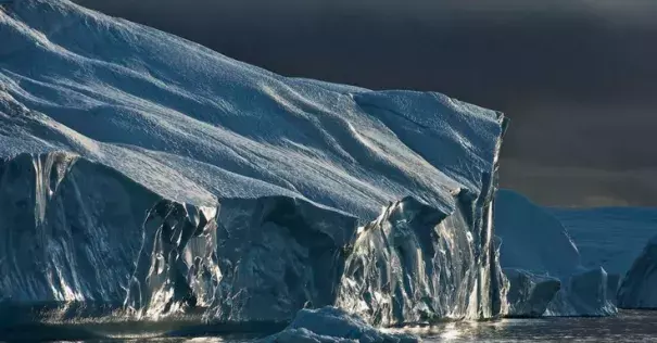 Light on an iceberg detached from Jakobshavn Glacier, in west Greenland. Photo: De Agostini, Getty Images
