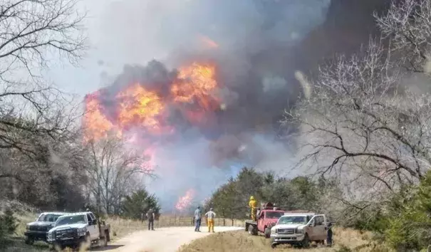 Flames up to 60 feet high exploded from the Rhea Fire near Leedey, Oklahoma, on Thursday, April 12, 2018. Photo: Courtesy Alan Broerse