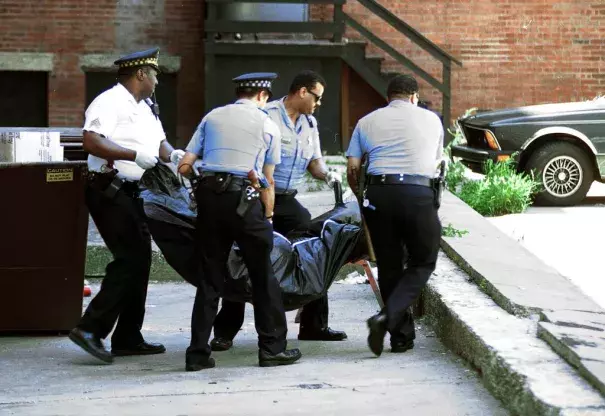 Chicago Police officers remove the body of man from the Sutherland Hotel. Officials said the death was linked to the extreme heat. Photo: Tribune archive photo, July 18, 1995