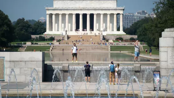 Tourists visit the National World War II Memorial and Lincoln Memorial on the National Mall in Washington, D.C. August 29, 2018, as a heat wave continues in the area, with the National Weather Service issuing a heat advisory for extreme temperatures and high humidity. Photo: Saul Loeb, AFP/Getty Images