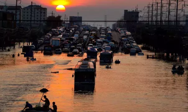 Flood victims in Bangkok, Thailand, in 2011. Like many other major cities across the globe, Bangkok is sinking – which puts it at increasing danger from sea level rises. Photo: Paula Bronstein, Getty Images