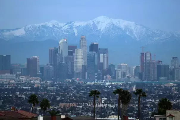 Snow capped mountains are seen behind the downtown Los Angeles skyline, California, U.S., February 12, 2019. Photo: Lucy Nicholson, Reuters