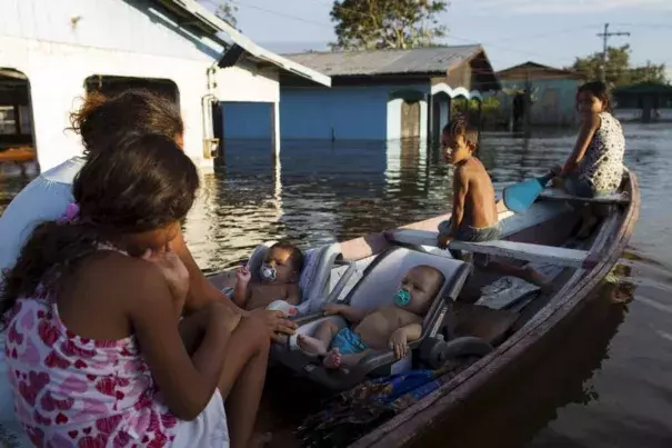 Residents are pictured in their canoe in a street flooded by the rising Rio Solimoes, one of the two main branches of the Amazon River, in Anama, Amazonas state, Brazil June 3, 2015. Photo: Bruno Kelly, Reuters