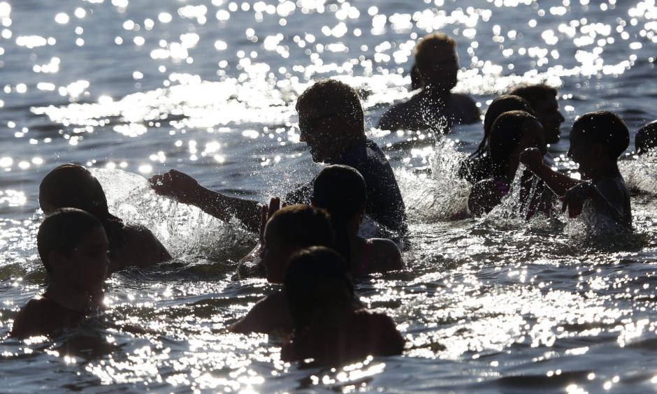 Adults and children cool off in Lake Union during the Fourth of July at Gas Works Park. Photo: Sy Bean, The Seattle Times
