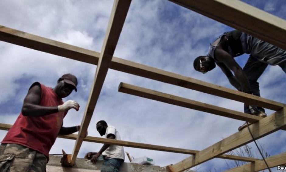 FILE - Workers repair the roof of a holiday resort days after Cyclone Pam in Port Vila, capital city of the Pacific island nation of Vanuatu. Image: Reuters
