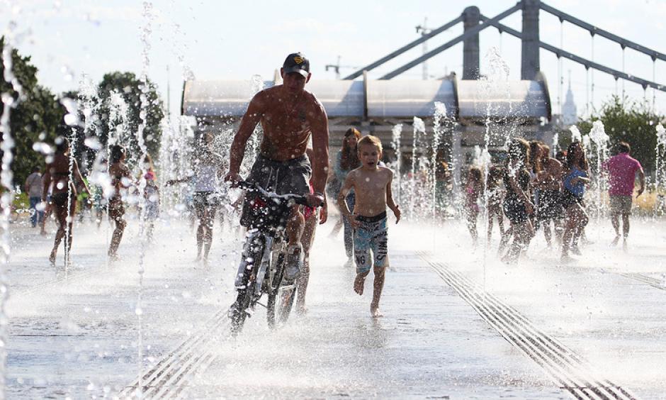 Krymskaya Embankment in central Moscow. Photo: Anton Novoderezhkin