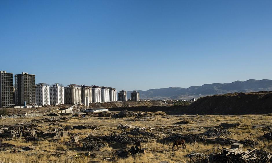 Farmland on the outskirts of Sulaymaniyah, Iraq, on Oct. 18. The region once contained some of the most fertile land in the country but is now polluted by municipal waste, illegal oil drops, and fetid sewage water. Photo: Alex Potter, Bloomberg Businessweek
