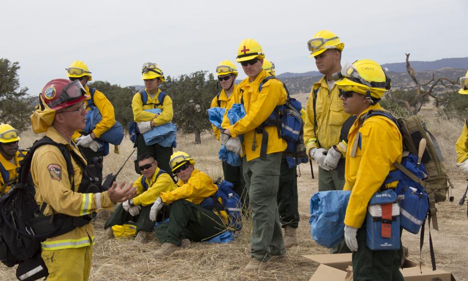 CAL FIRE captain explains to California Army National Guard hand crew the dangers of radiant heat. Image: Spc. Sigmund Rakiec, U.S. Army National Guard