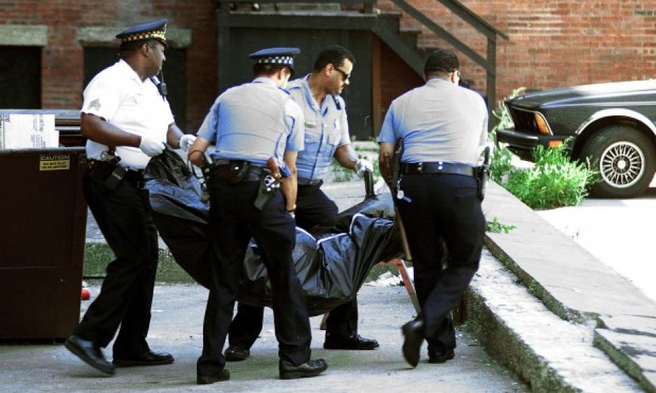 Chicago Police officers remove the body of man at the Sutherland Hotel, 4659 S. Drexel Blvd., on July 18, 1995. Photo: Phil Greer, Chicago Tribune