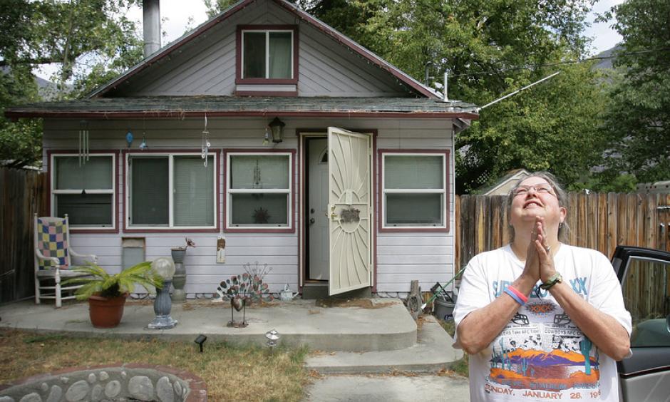 Blue Cut Fire evacuee Roberta Clark, 58, thanks God for her safe return to her Lytle Creek home on Sunday, August 21, 2016. Photo: David Bauman, Riverside Press-Enterprise