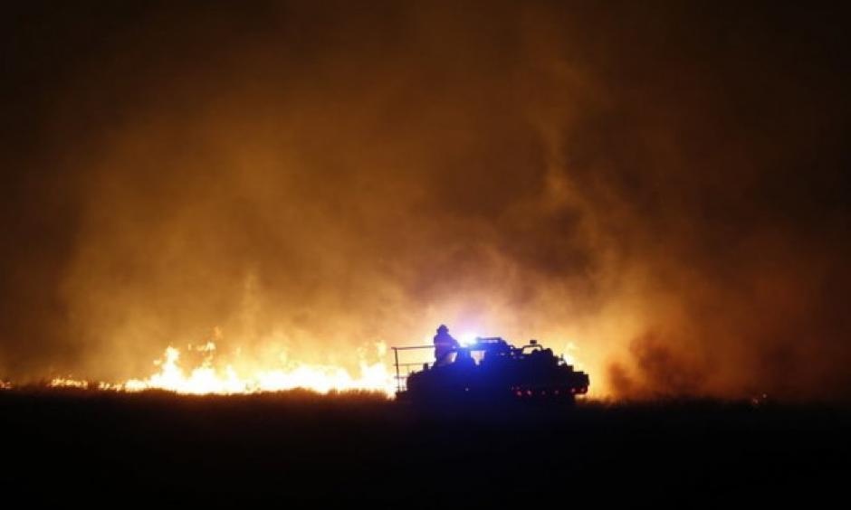 Firefighters from across Kansas and Oklahoma battle a wildfire near Protection, Kan., Monday, March 6, 2017. Photo: Bo Rader, The Wichita Eagle via AP