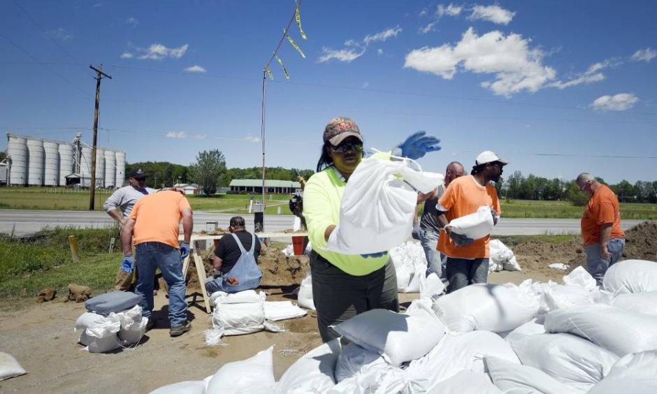 Machaela Durham helps sandbag Tuesday in Olive Branch, Illinois. Photo: Laura Simon