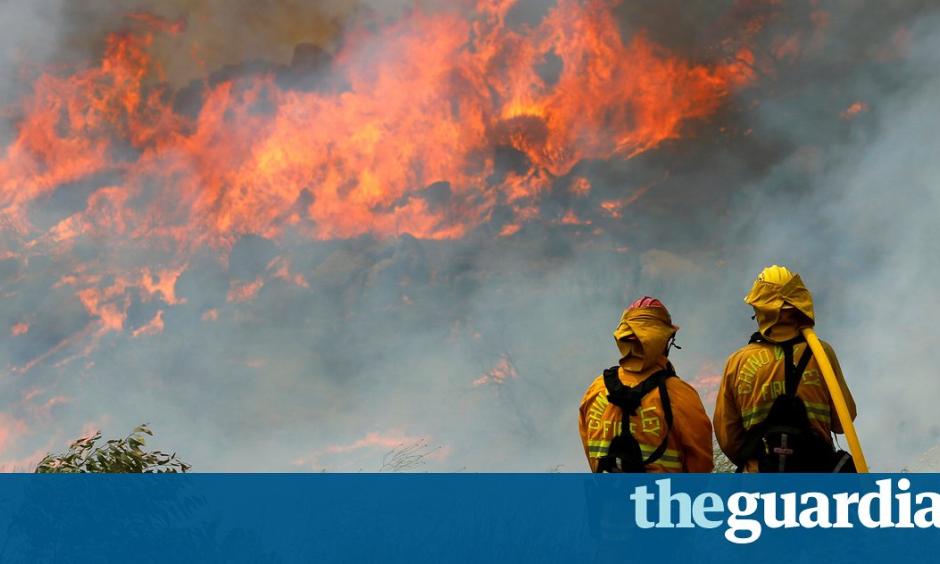 Helicopters sucked water out of a reservoir to drop on flames while air tankers bombarded the flanks of the fire with retardant. Photo: Mike Blake / Reuters