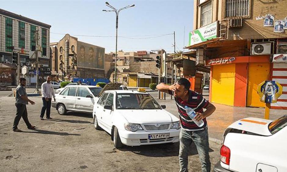 This file photo shows a man trying to lower his body temperature by pouring drinking water on his face, in the Iranian city of Ahvaz, in southern Khuzestan Province. Photo: PressTV