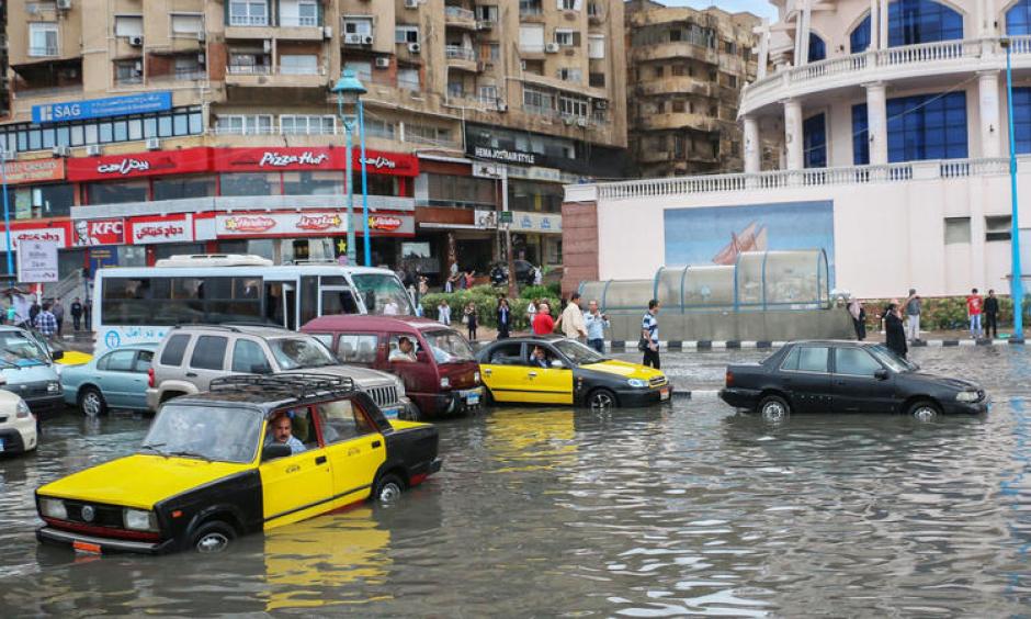 Drivers maneuver through flood water after a torrential rain in Alexandria, Egypt. Photo: Ibrahim Ramadan, Anadolu Agency, Getty Images
