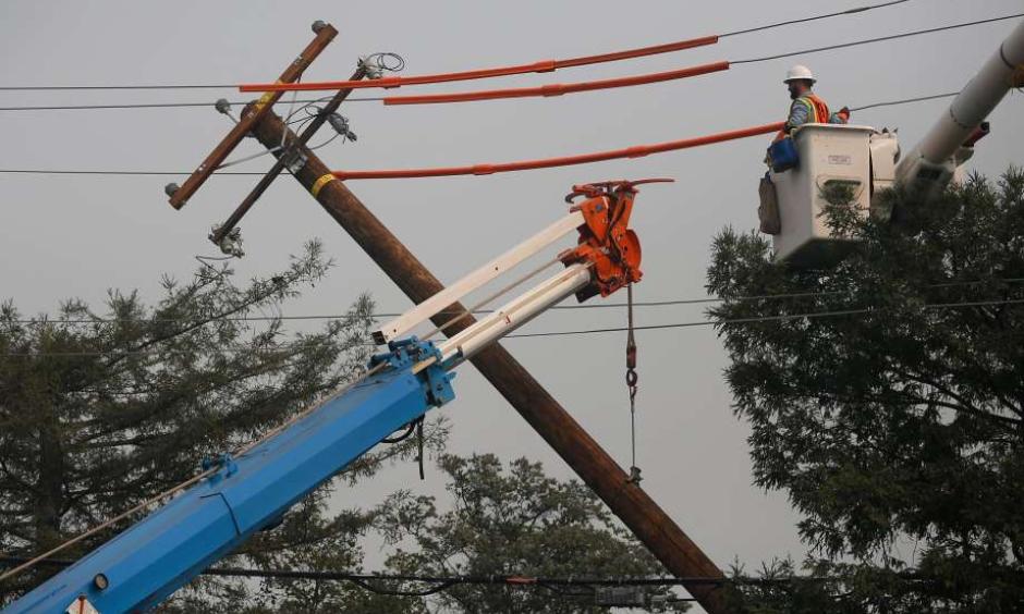 Workers from PG&E work on replacing a downed power line on Cleveland Ave. Oct. 10, 2017 in Santa Rosa, Calif. Photo: Leah Millis, The Chronicle