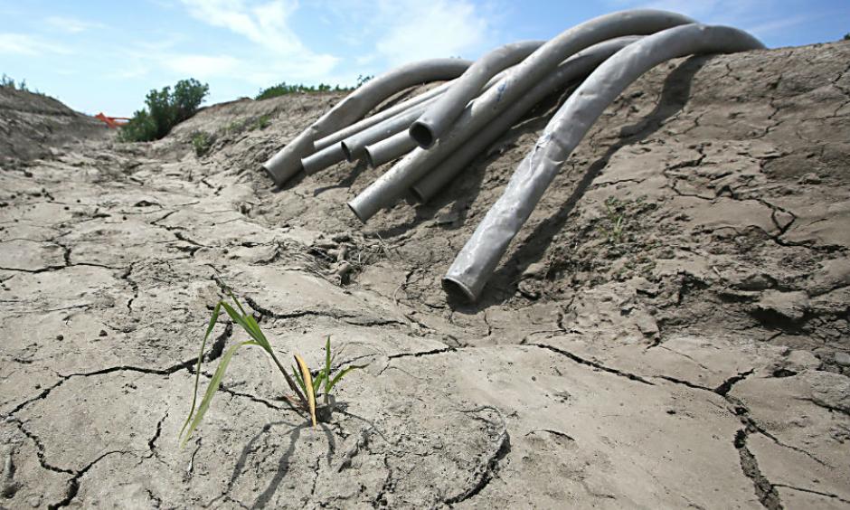 Irrigation pipes sit along a dried irrigation canal on a field farmed by Gino Celli near Stockton, Calif. last spring amid some of the broadest water cuts on record. Photo: Rich Pedroncelli, AP