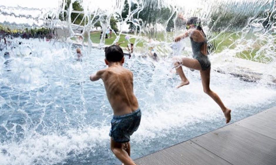 Kids cool off at Yards Park as temperatures reach 91 degrees in Washington on Aug. 12. Photo: Michael Reynolds, EPA-EFE