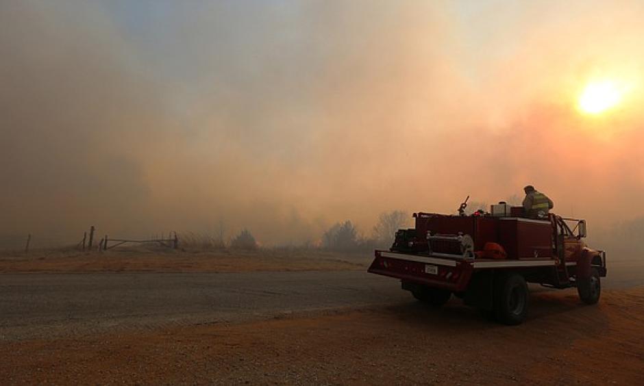 A fire truck from Argonia, Kan., heads west towards Lake City, Kan., to help battle a large grass fire Wednesday, March 23, 2016. Photo: Travis Morisse, The Hutchinson News via AP