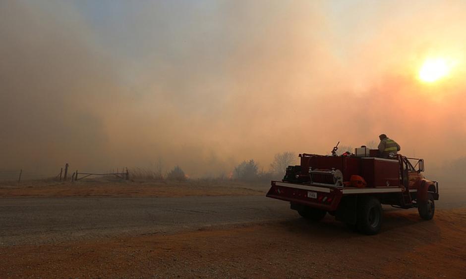 A fire truck from Argonia, Kan., heads west towards Lake City, Kan., to help battle a large grass fire Wednesday, March 23, 2016. Photo: Travis Morisse, The Hutchinson News via AP