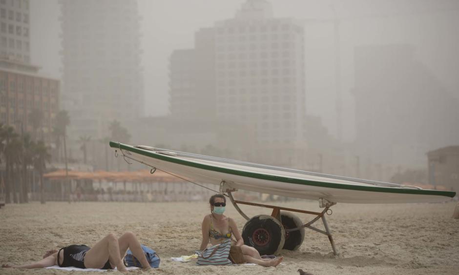 A woman wears a mask in the Mediterranean Sea beach during a sandstorm in Tel Aviv, Israel, Wednesday, Sept. 9, 2015. Photo: Oded Balilty, AP