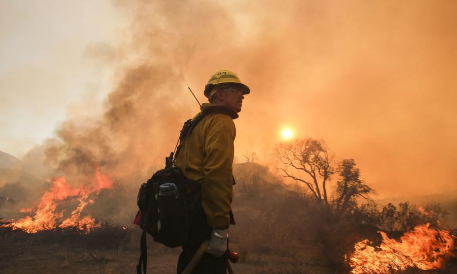 A firefighter watches a wildfire near Placenta Caynon Road in Santa Clarita, Calif., Sunday, July 24, 2016. Photo: Ringo H.W. Chiu, AP