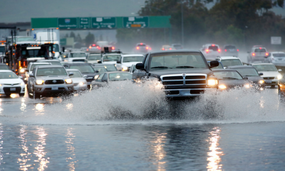 Motorists crawl along Interstate 280 as flooding blocked three lanes in San Jose, Calif., on Tuesday, Jan. 5, 2016. Photo: Gary Reyes, Bay Area News Group