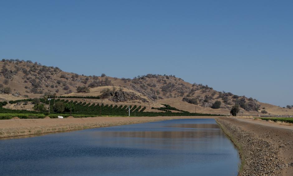 Friant-Kern canal, the usual source of irrigation for the groves, (Image: Don Barrett, Flickr)