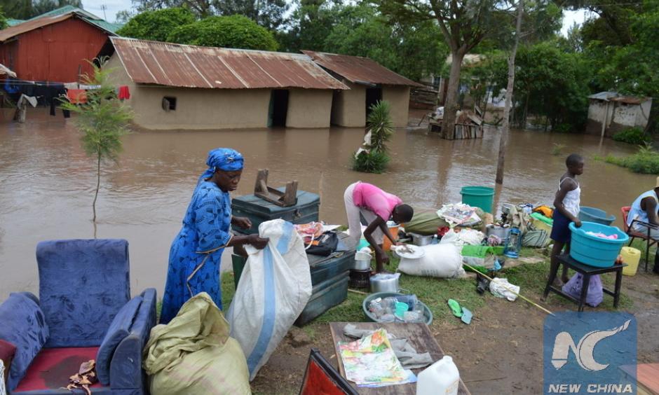 Residents of River Nyando salvage their property after the river burst its banks and caused floods in Kisumu, western Kenya, Nov. 17, 2015. Local residents were displaced and crops destroyed after the heavy rains. Photo: Simbi Kusimba, Xinhua
