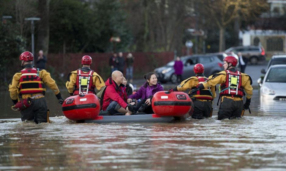 Members of the emergency services transport residents to safety after their homes were flooded in York, northern England, on December 27, 2015 Read more at: http://phys.org/news/2015-12-el-nino-climate-extreme-weather.html#jCp