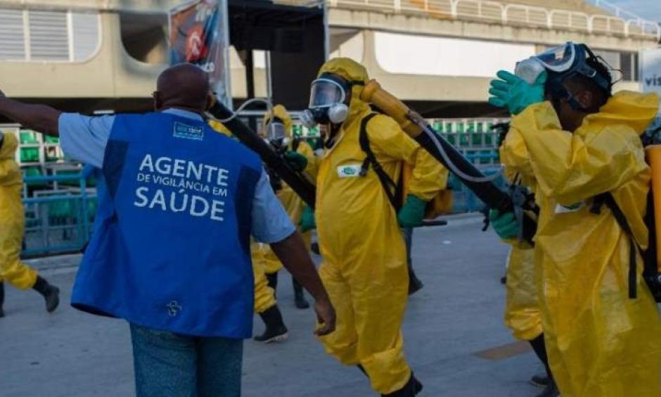 Municipal agents spray anti Zika mosquitos chimical product at the sambadrome in Rio de Janeiro, on Jan. 26, 2016. Photo: Christophe Simon, Agence France-Presse