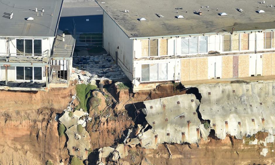 Apartments teetering on the edge of an eroding cliff in Pacifica, California, on Jan. 27. Photo: Josh Edelson/AFP/Getty Images