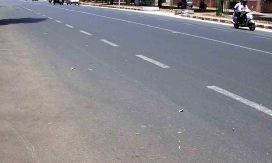 Many roads in Bhubaneswar wore a deserted look as people preferred to stay inside due to unrelenting heat. Photo: Lingaraj Panda