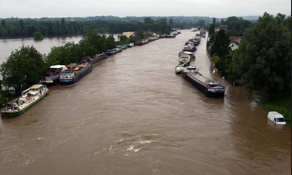 Boats are lined up on the flooded Loing Canal in St Mammes, where the Loing joins the Seine south of Paris, June 2, 2016. Photo: Jerome Delay, AP