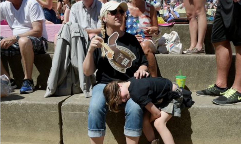 Rachel Clemons of Knoxville fans her daughter Austynn, 6, during the hot weather at CMA Music Festival on Friday, June 10, 2016. Photo: Shelley Mays, Tennessean.com
