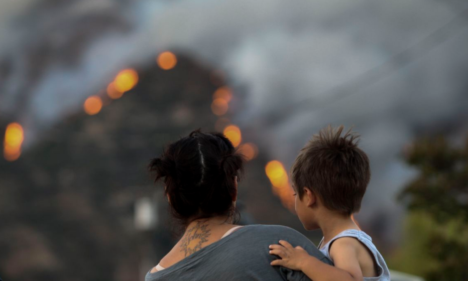 Residents watch the wildfires in Azusa, California, Monday, June 20, 2016. Photo: Ringo H.W. Chiu, AP