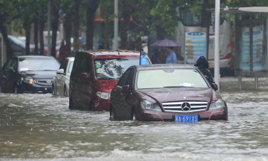 Cars drive on a waterlogged road in Shijiazhuang, capital city of north China's Hebei Province, July 20, 2016. A heavy rain hit the middle and southern areas of Hebei Province in last three days. Precipitation in many cities including Handan, Xingtai and Shijiazhuang reached 630 mm. Photo: Zhu Xudong, Xinhua