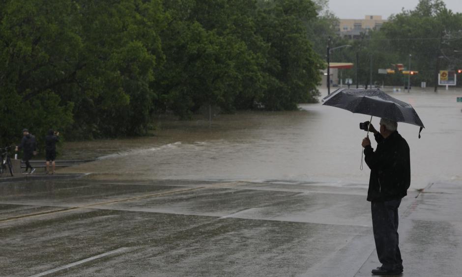 Amid historic flooding, people in Houston are abandoning their waterlogged cars in the streets and leaving their homes for higher ground. Photo: Monica Akhtar/The Washington Post