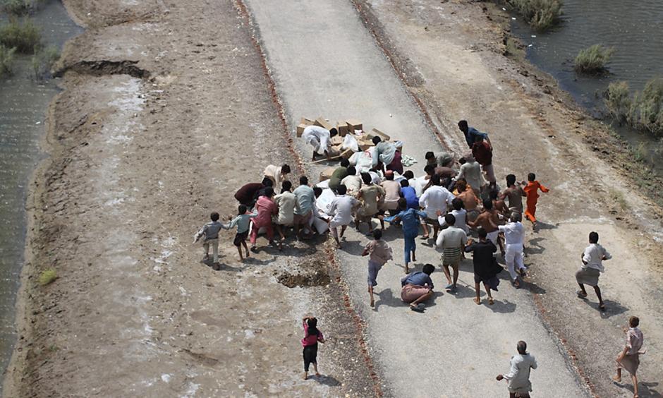 Pakistani flood victims collect relief supplies. Photo: United States Navy
