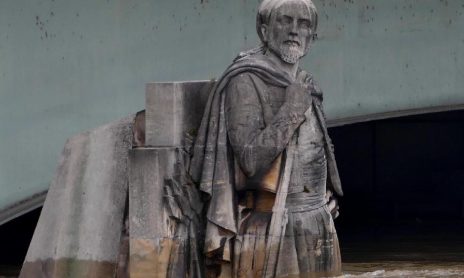 The Zouave statue in the Seine on 3 June: When the water hits his thighs the river is unnavigable. Photo: Siren-Com via Wikimedia Commons