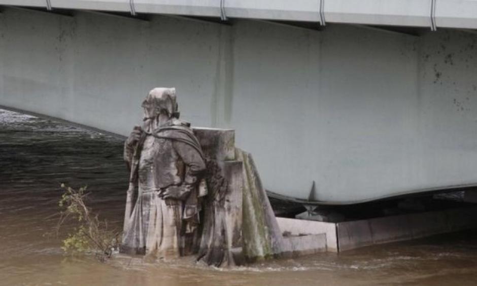 Waters are rising up the Zouave statue in Paris. The 1910 floods reached his shoulders. Photo: Reuters