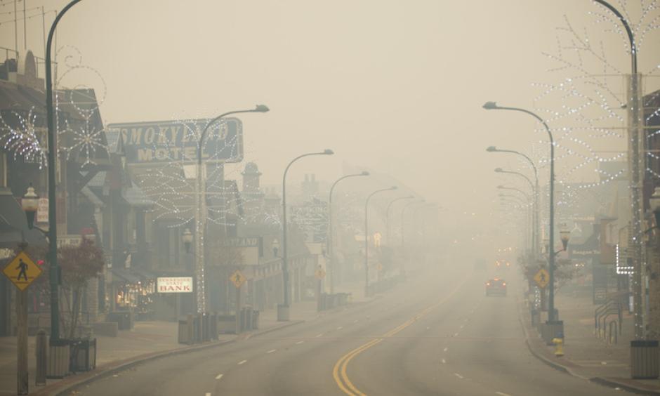 Thick smoke from area forest fires spread over Gatlinburg, TN, at midday Monday, November 28, 2016, a few hours before fire moved into parts of town. Photo: Brianna Paciorka, Knoxville News Sentinel via AP