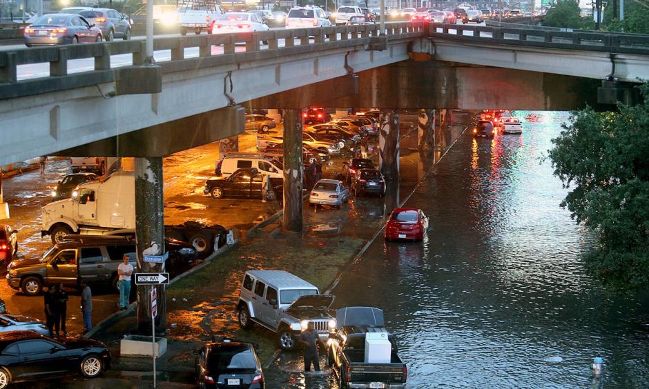 Cars are stranded on N. Claiborne Avenue after a torrential downpour flooded city streets on Aug. 5, 2017, in New Orleans, Louisiana. Photo: Michael DeMocker/NOLA.com, The Times-Picayune via AP